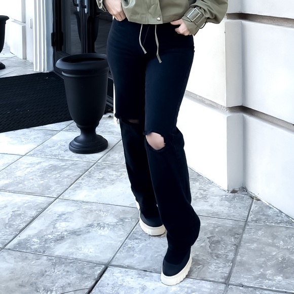 Black high waisted knee distressed black jeans - Picture 1 of 4